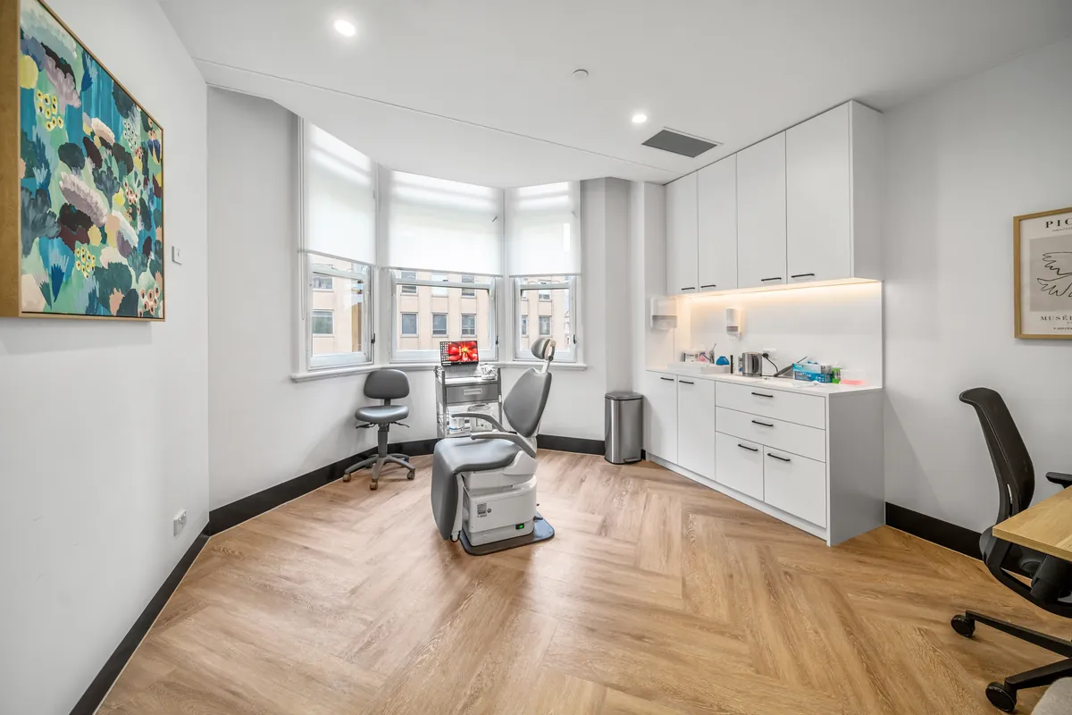 Dental surgery with treatment chair and feature artwork at the SleepWise Clinic dental clinic fitout, Melbourne.
