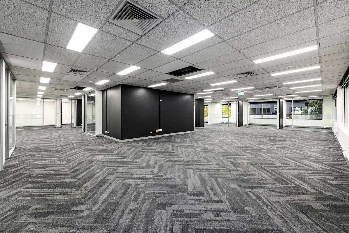 Open plan spec suite floor with clad service core, Kings Business Park Southbank